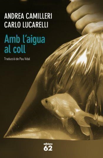 AMB L'AIGUA AL COLL | 9788429768756 | CAMILLERI,ANDREA/LUCARELLI,CARLO | Llibreria Geli - Llibreria Online de Girona - Comprar llibres en català i castellà