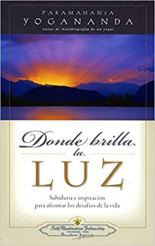 DONDE BRILLA LA LUZ.SABIDURÍA E INSPIRACIÓN PARA AFRONTAR LOS DESAFÍOS DE LA VIDA | 9780876121870 | YOGANANDA,PARAMAHANSA | Llibreria Geli - Llibreria Online de Girona - Comprar llibres en català i castellà