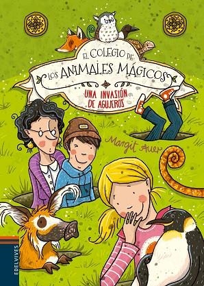 EL COLEGIO DE LOS ANIMALES MÁGICOS ,UNA ENVASIÓN DE AGUJEROS | 9788426398499 | AUER,MARGIT | Llibreria Geli - Llibreria Online de Girona - Comprar llibres en català i castellà