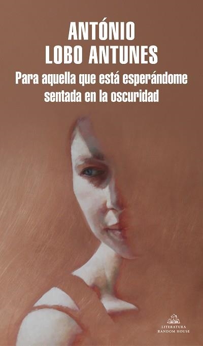 PARA AQUELLA QUE ESTÁ ESPERÁNDOME SENTADA EN LA OSCURIDAD | 9788439738404 | LOBO ANTUNES,ANTÓNIO | Llibreria Geli - Llibreria Online de Girona - Comprar llibres en català i castellà