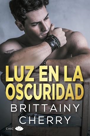 LUZ EN LA OSCURIDAD | 9788417972523 | CHERRY,BRITTAINY | Llibreria Geli - Llibreria Online de Girona - Comprar llibres en català i castellà