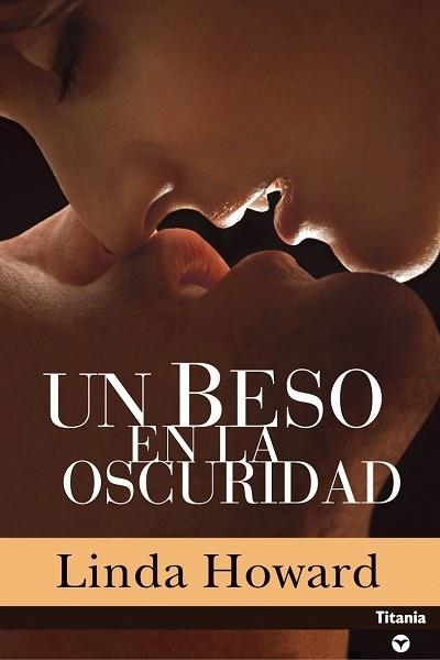 UN BESO EN LA OSCURIDAD | 9788495752864 | HOWARD,LINDA | Llibreria Geli - Llibreria Online de Girona - Comprar llibres en català i castellà